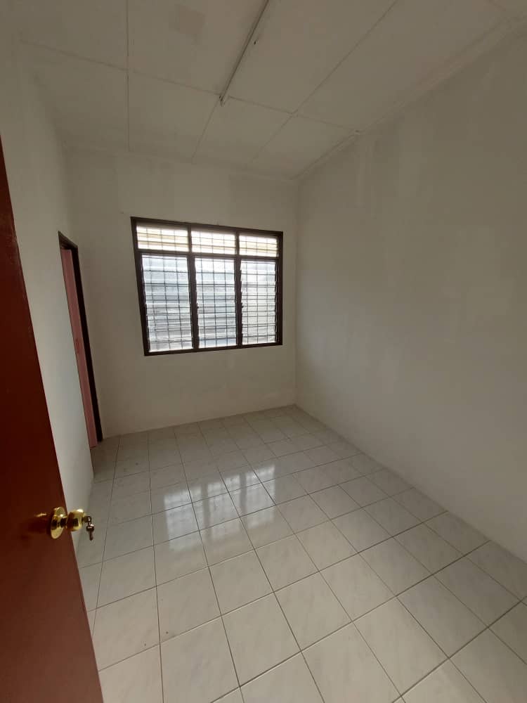 FACING OPEN NICE DOUBLE STOREY TAMAN DAHLIA SEPANG - photo 7