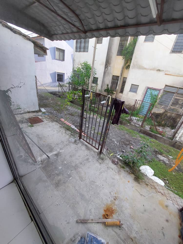 FACING OPEN NICE DOUBLE STOREY TAMAN DAHLIA SEPANG - photo 10