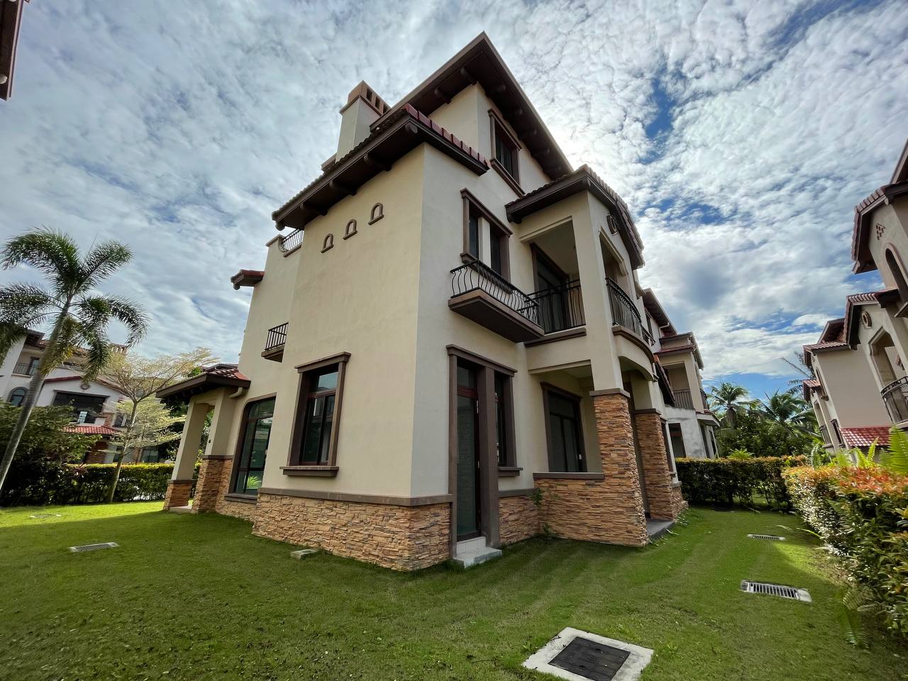 FULLY RENOVATED FURNISHED BUNGALOW DIAMOND CITY - photo 2