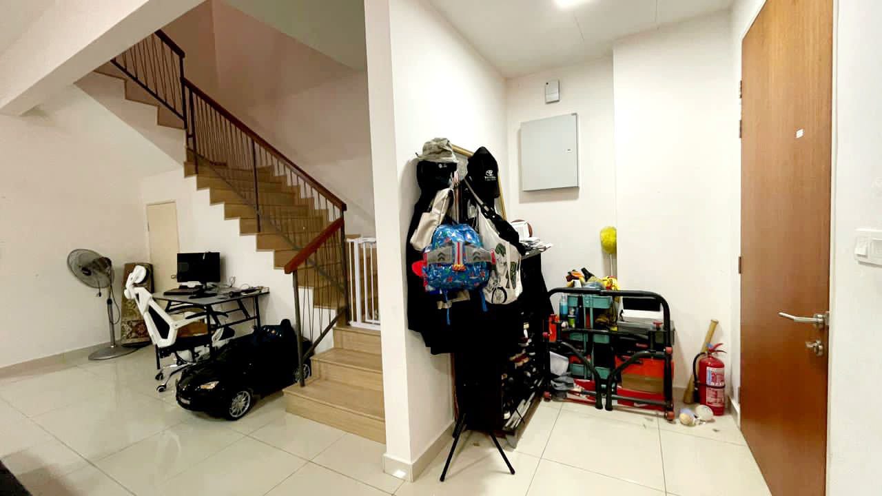 NICE UNIT DOUBLE STOREY LAUREL LAMAN VIEW CYBER - photo 4