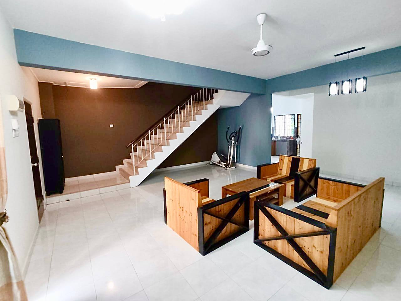 PARTLY FURNISHED TRIPLE STOREY TAMAN ANGGERIK EMAS - photo 2