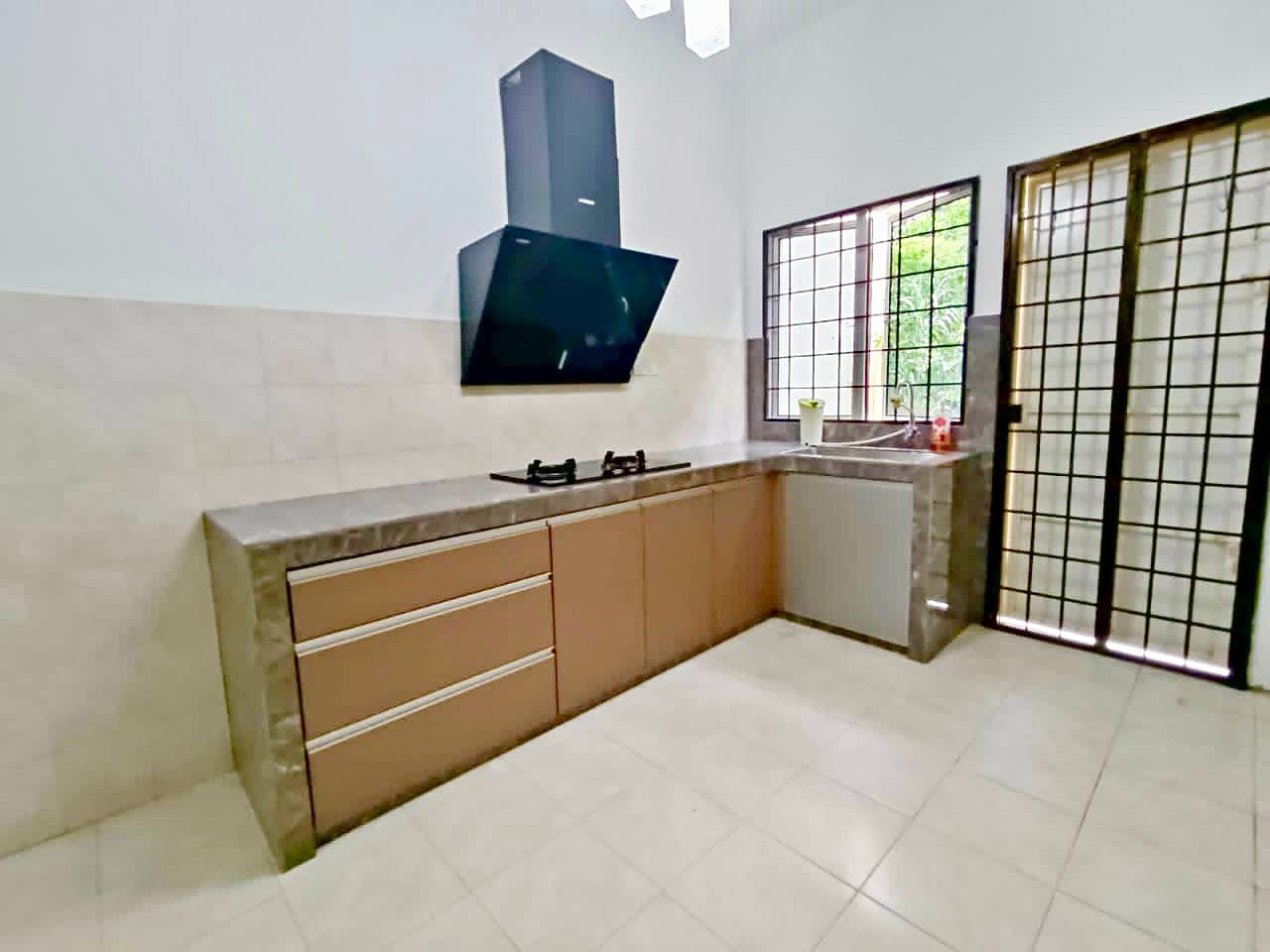 PARTLY FURNISHED TRIPLE STOREY TAMAN ANGGERIK EMAS - photo 4