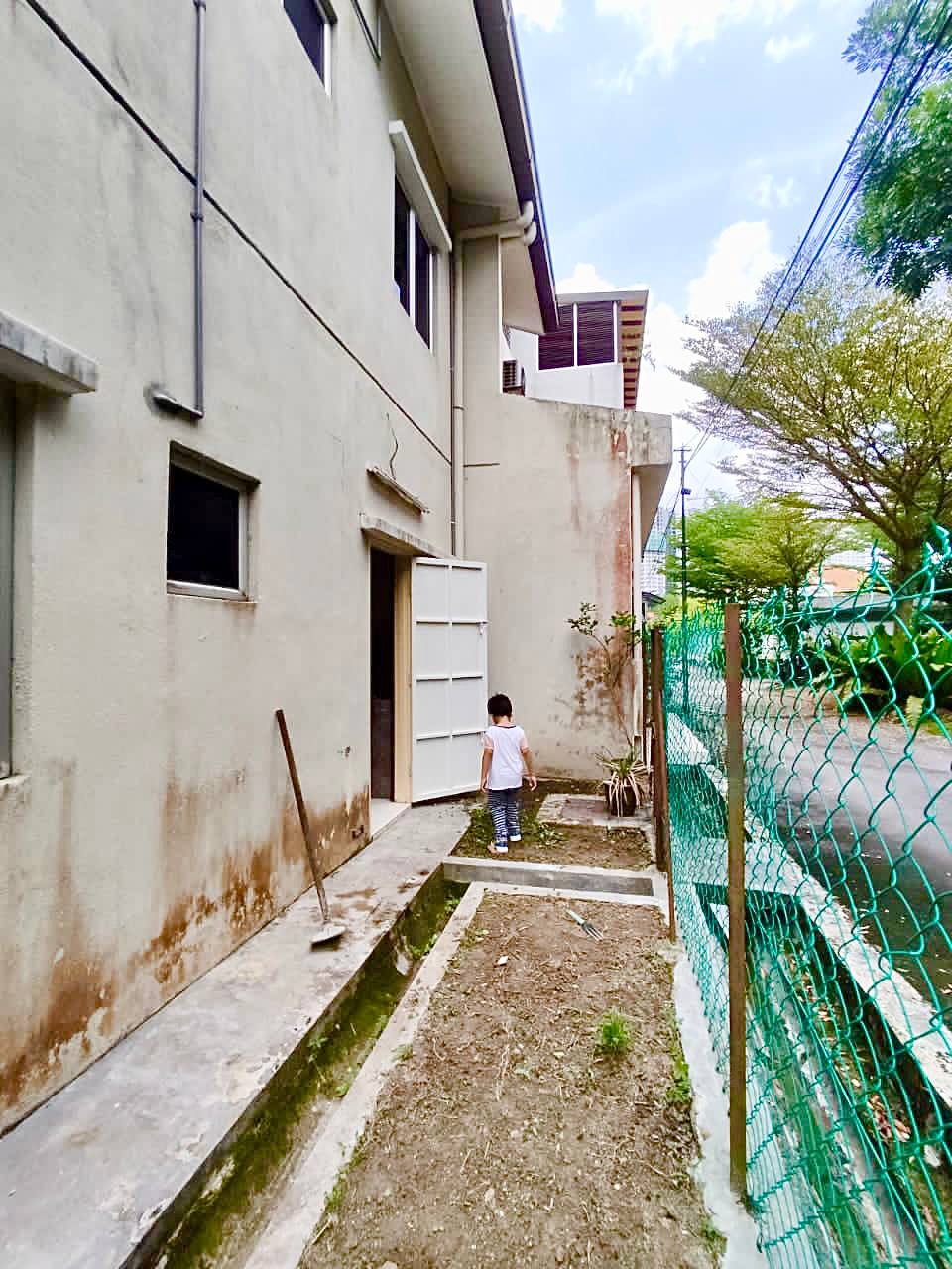 PARTLY FURNISHED TRIPLE STOREY TAMAN ANGGERIK EMAS - photo 6