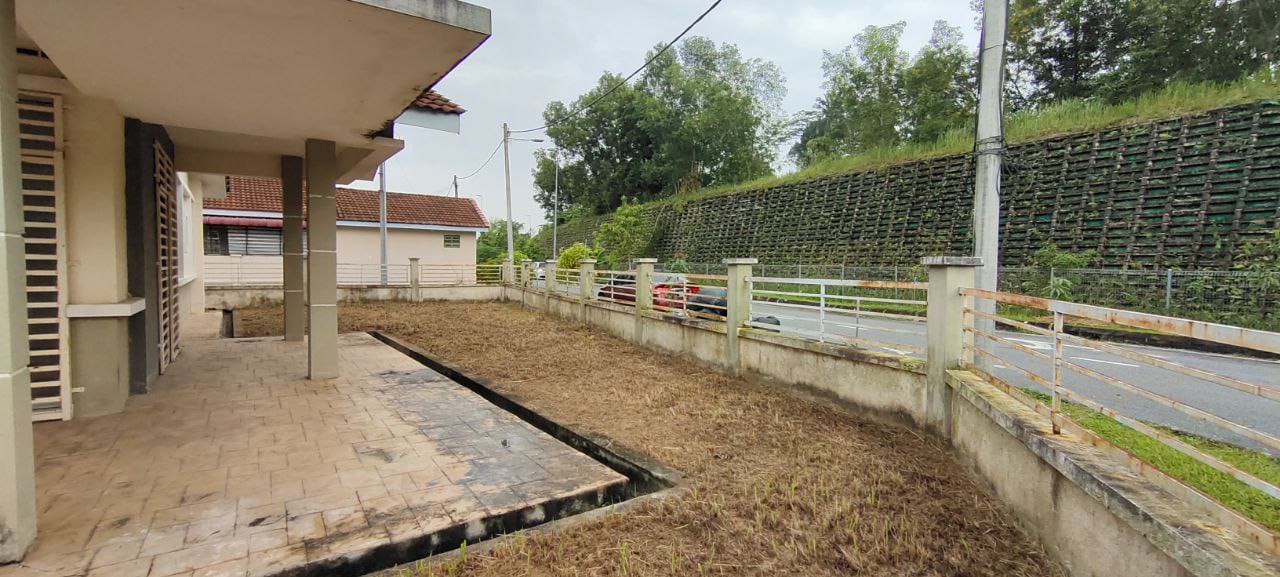 CORNER LOT SINGLE STOREY BANDAR SAUJANA PUTRA - photo 2