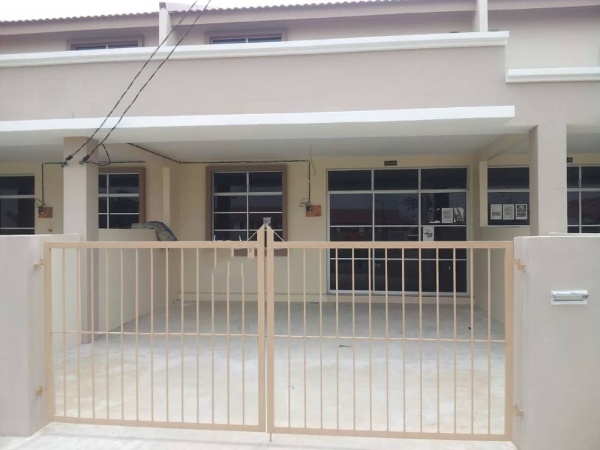 Teres 1 Tingkat Setengah Di Banggol Indah Kemaman