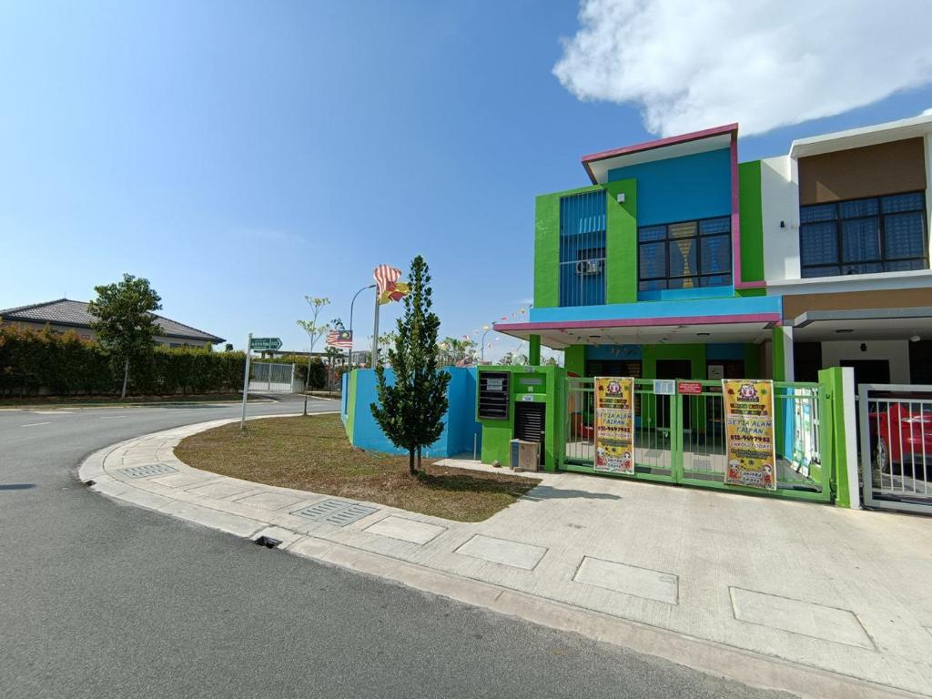 DOUBLE STOREY TERRACE CORNER LOT