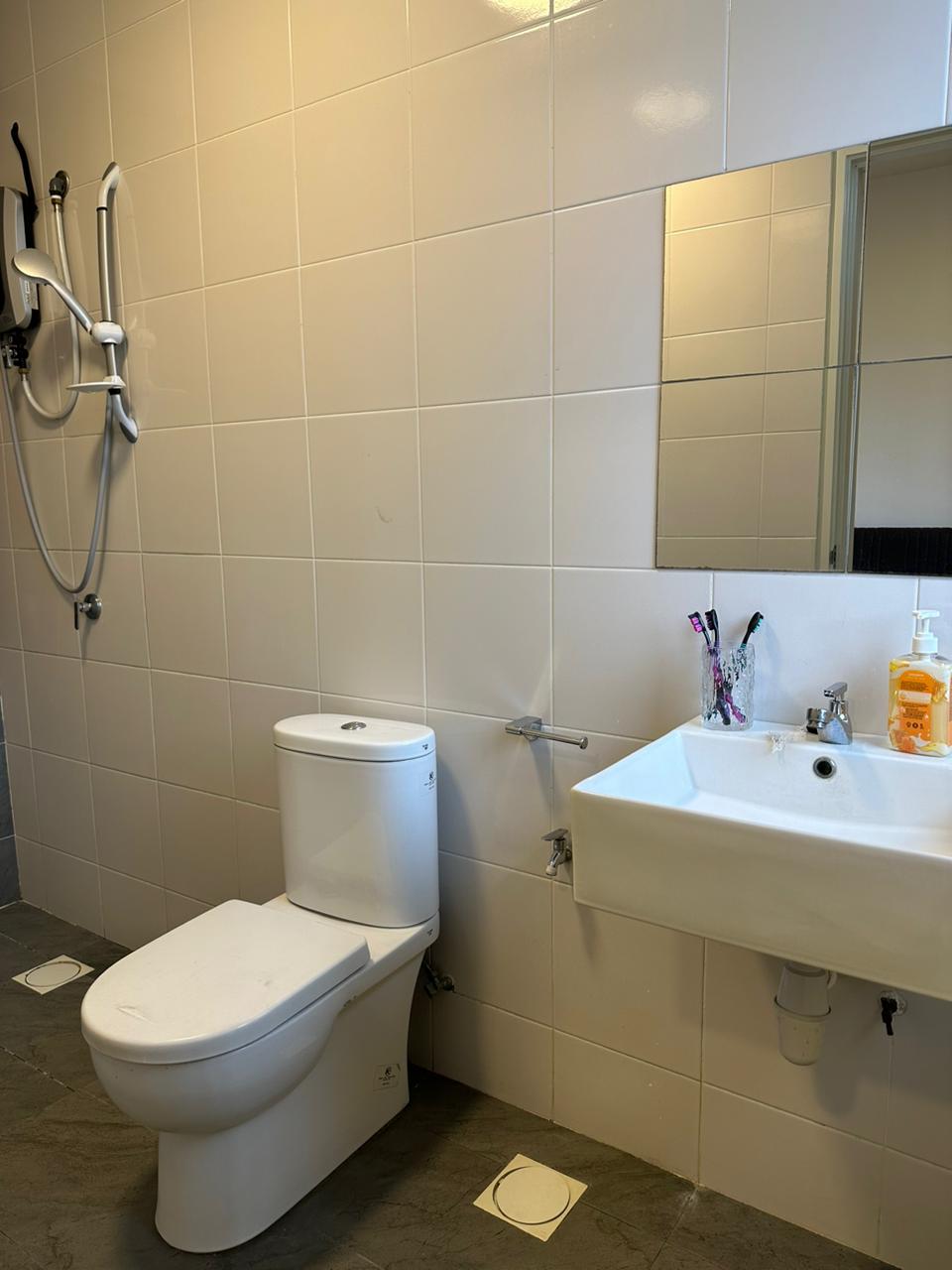 Armanna w kitchen cabinet for rent - photo 9