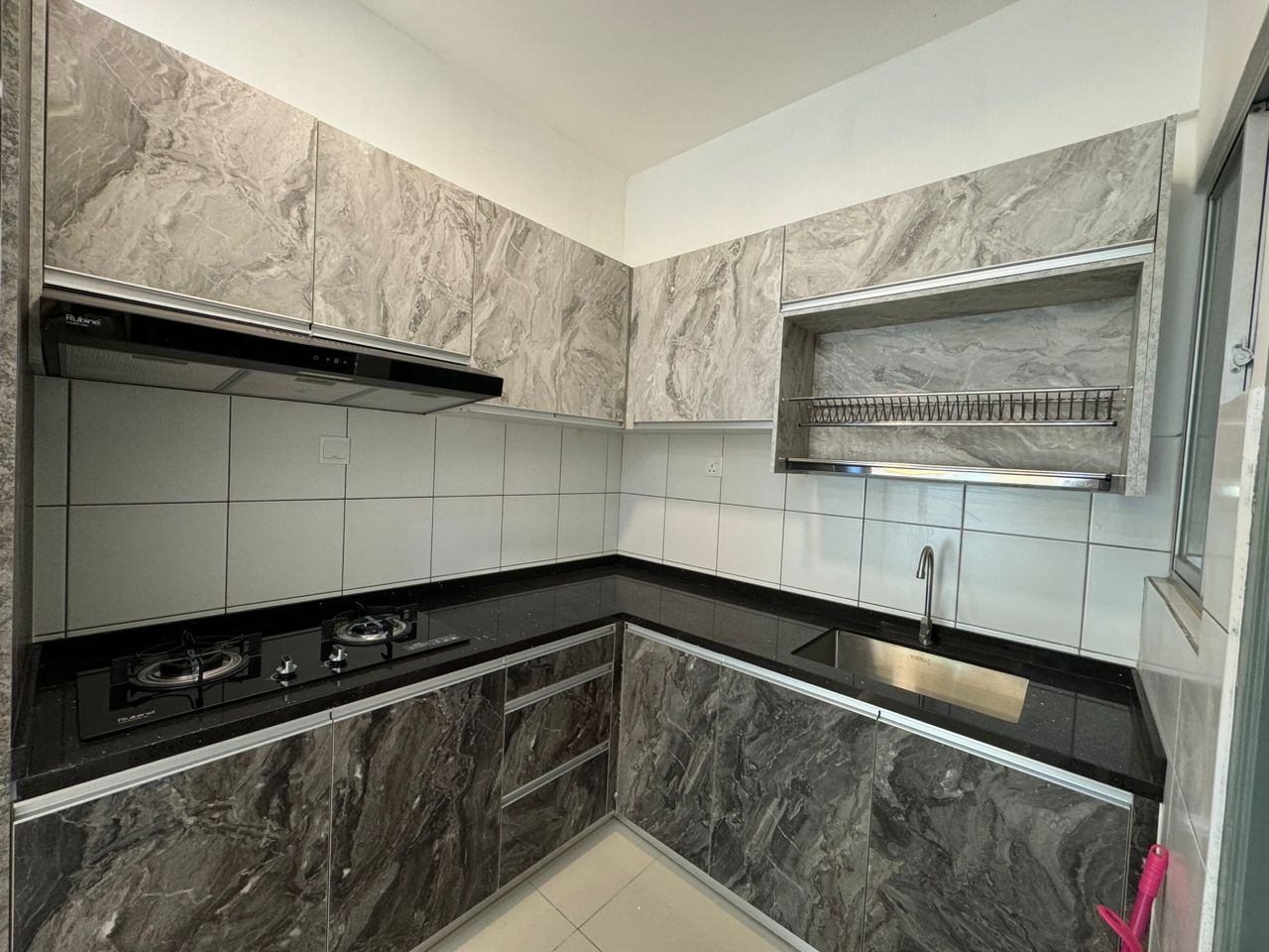 The Stone B Low Rent 1350 1000sf 3,1,2,2 FR - photo 2
