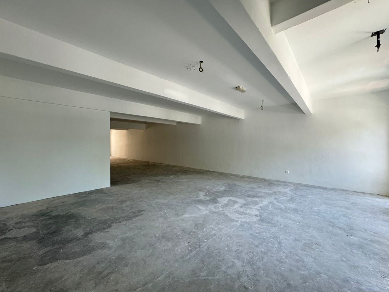 The Strand Kd, 2,5 floor shop, Facing Main Road - photo 4