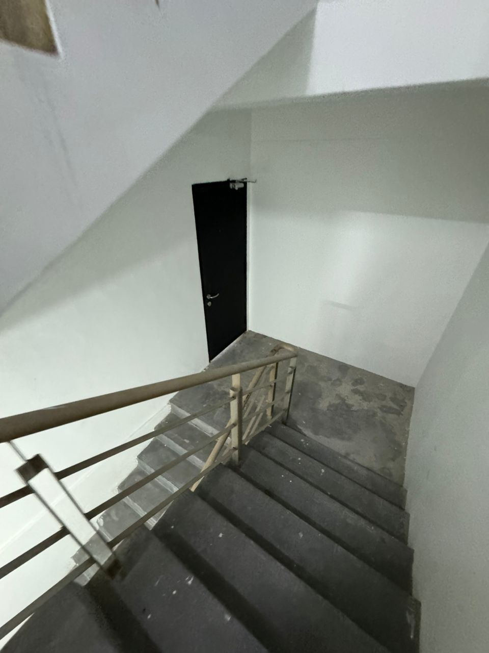 The Strand Kd, 2,5 floor shop, Facing Main Road - photo 6