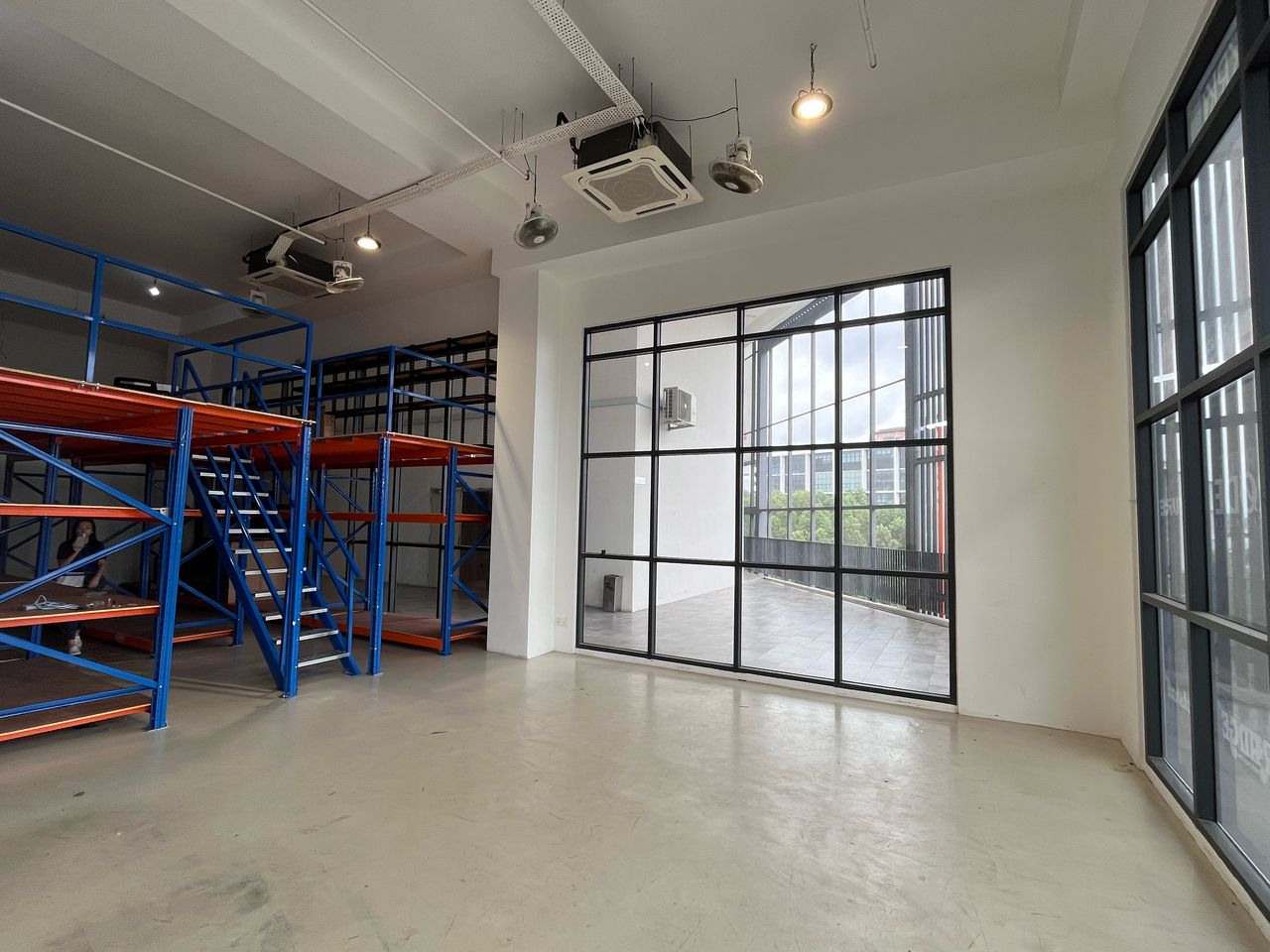 Kota Damansara, Emporis Shop Office, Loading Lift - photo 2