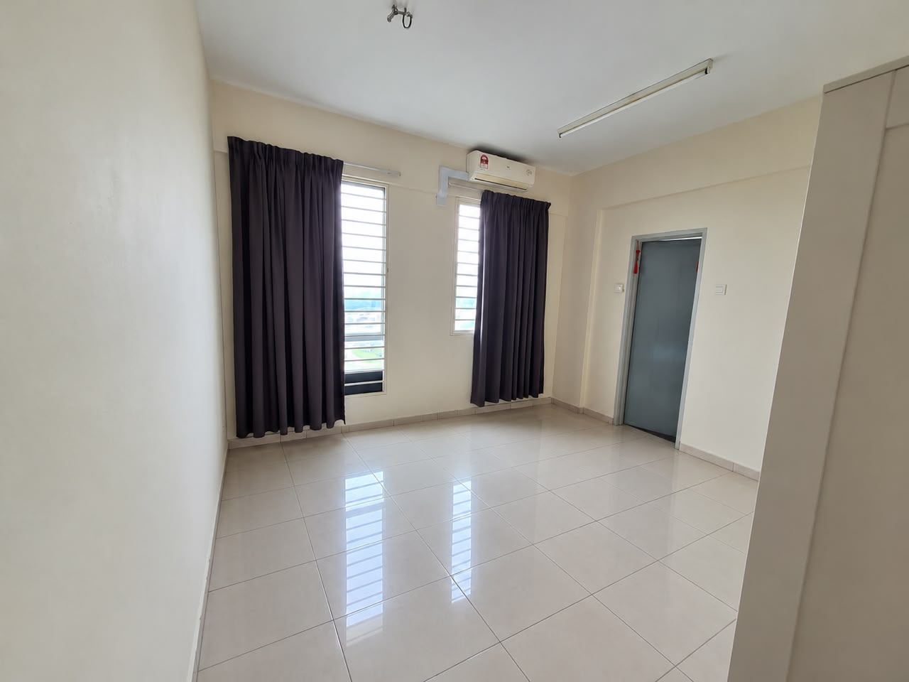 KD Suria Apartment, Partly Furnished for Rent - photo 2