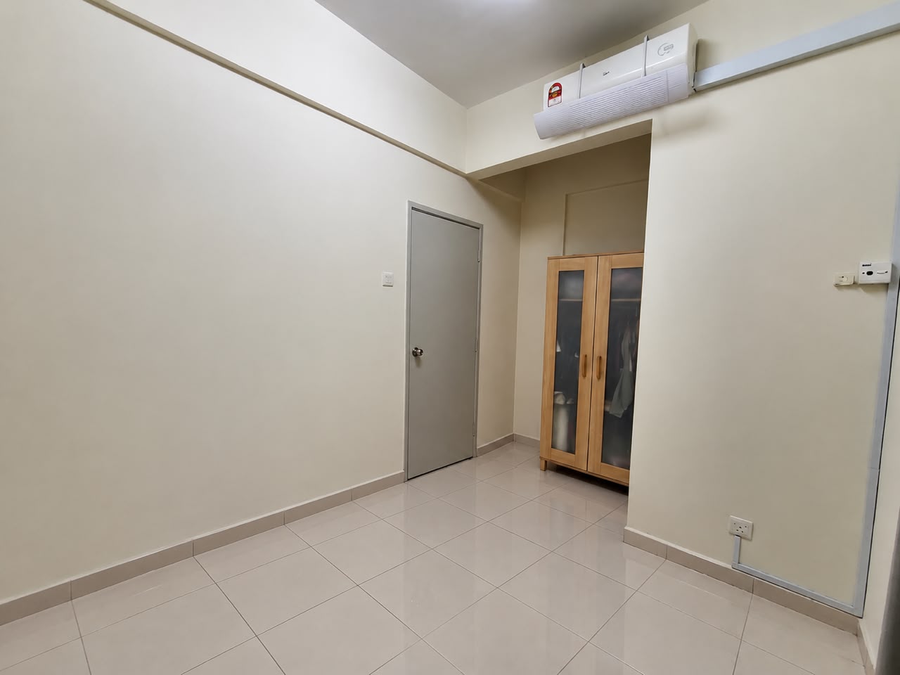 KD Suria Apartment, Partly Furnished for Rent - photo 3