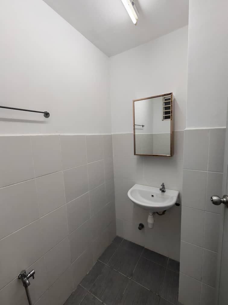 KD Suria Apartment, Partly Furnished for Rent - photo 7