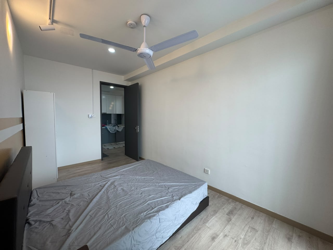 Emporis, KD, Dual Key, Fully Furnished 2R1B - photo 9