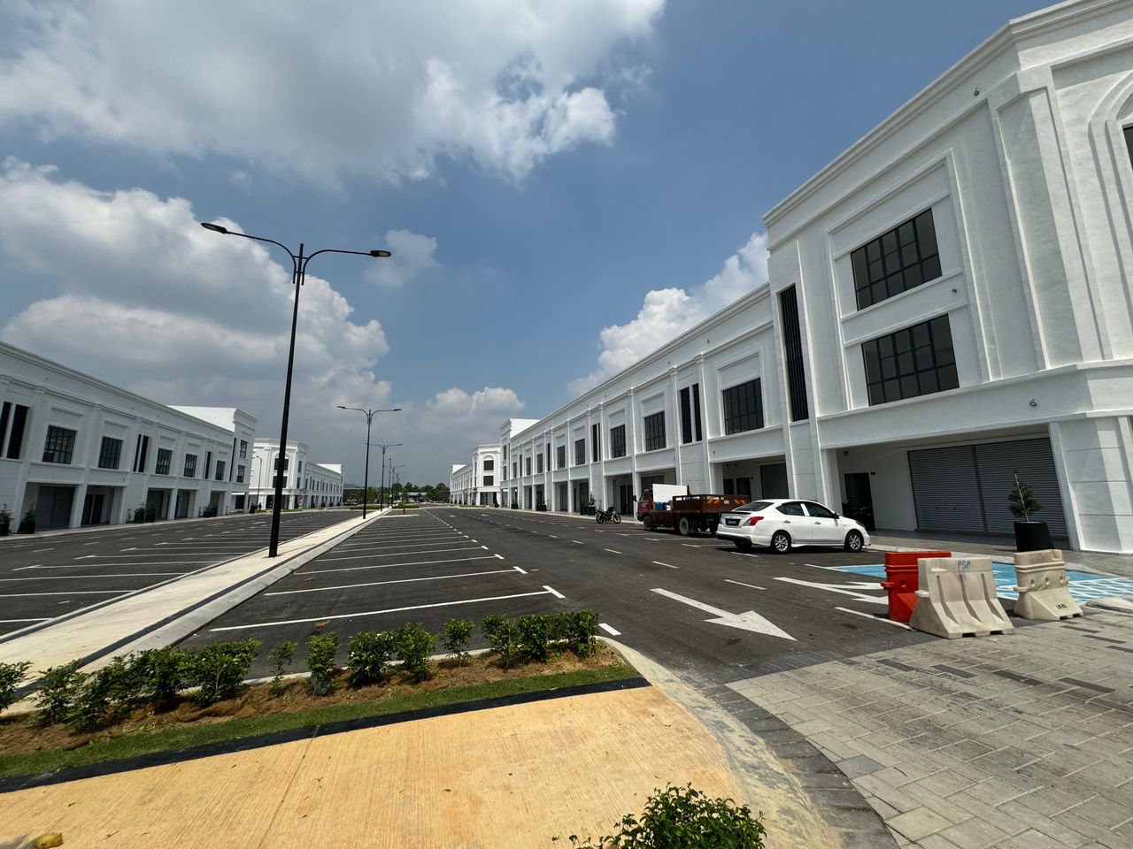 Eco Grandeur Utopia 2sty Shop Adjoining 17K - photo 3