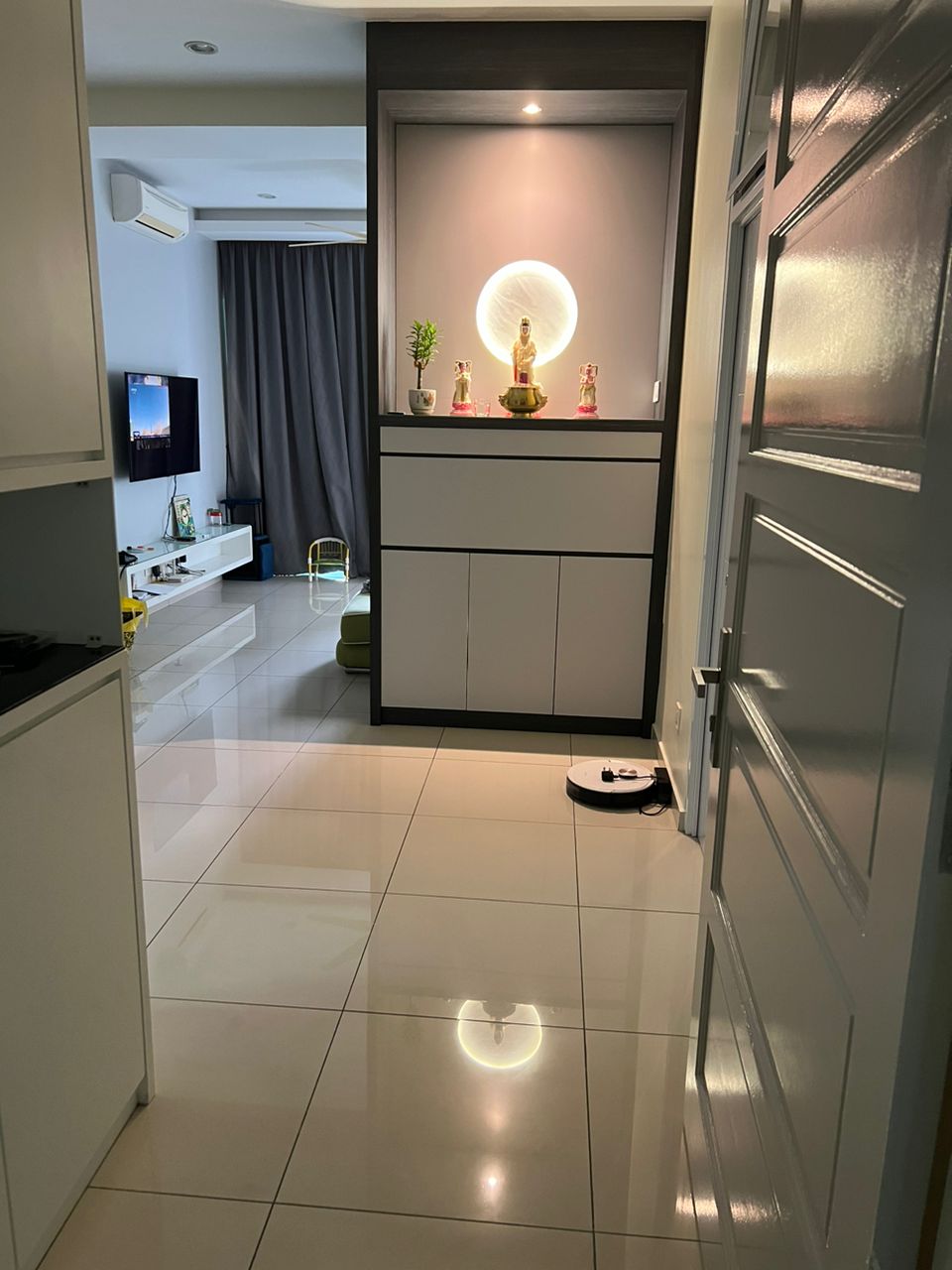 One Imperial, 1180sf - photo 4