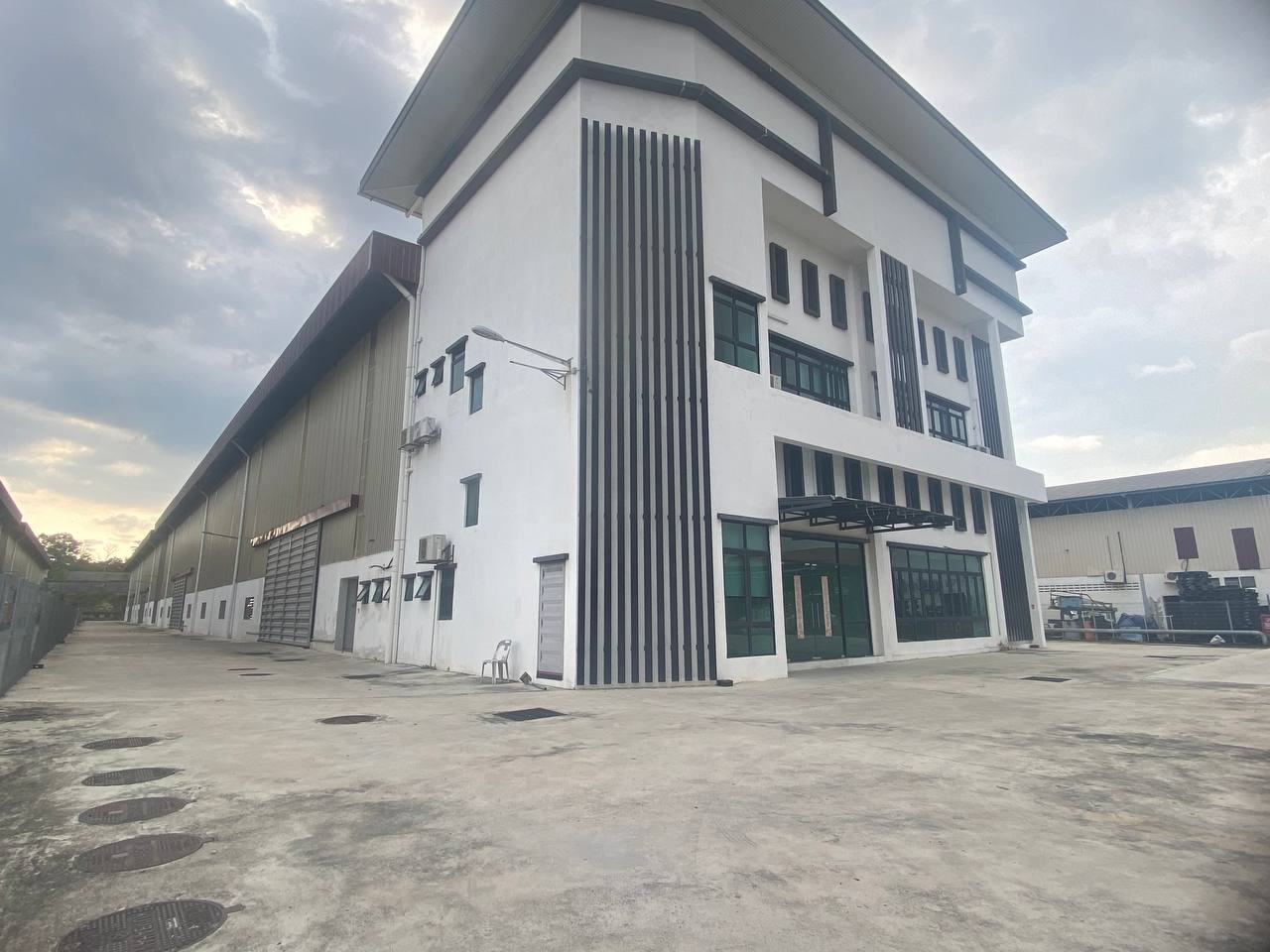 Detached Warehouse Kampung Baru Subang by Emily