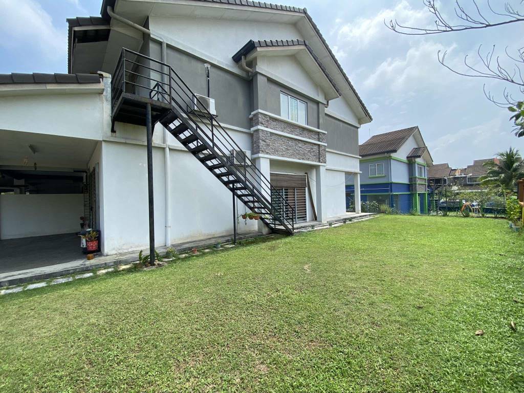Corner House Ayu Prima Setia Alam by Emily