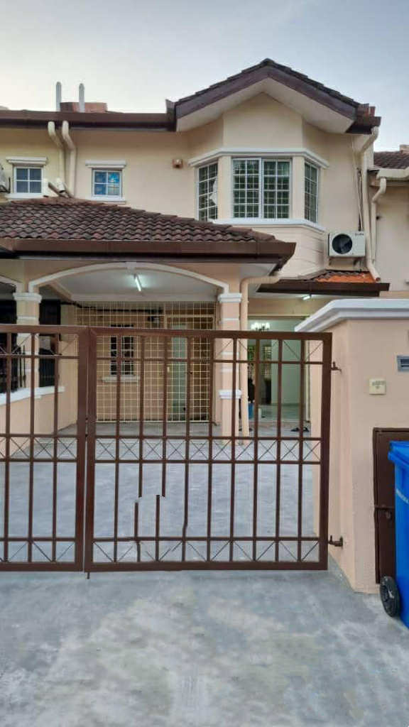Jln Bola Sepak Seksyen 13 Shah Alam by JR
