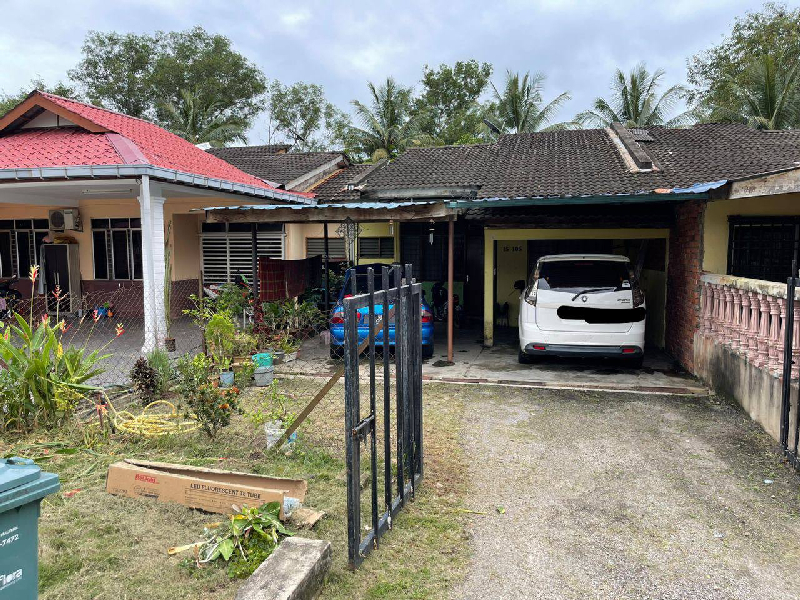 Teres Setingkat Desa Anggerik, Muadzam Shah
