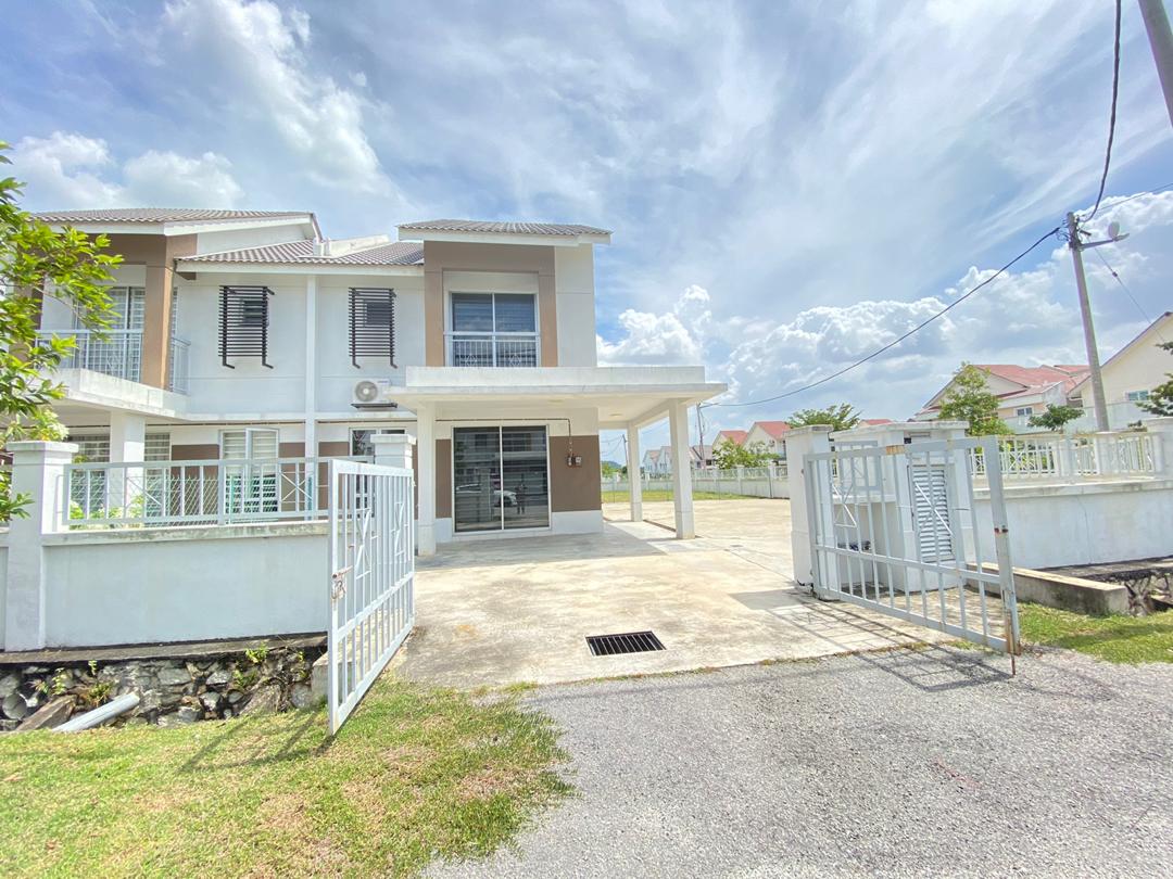 CORNER 2 STOREY SEMI D RENOVATED AND BIG LAND