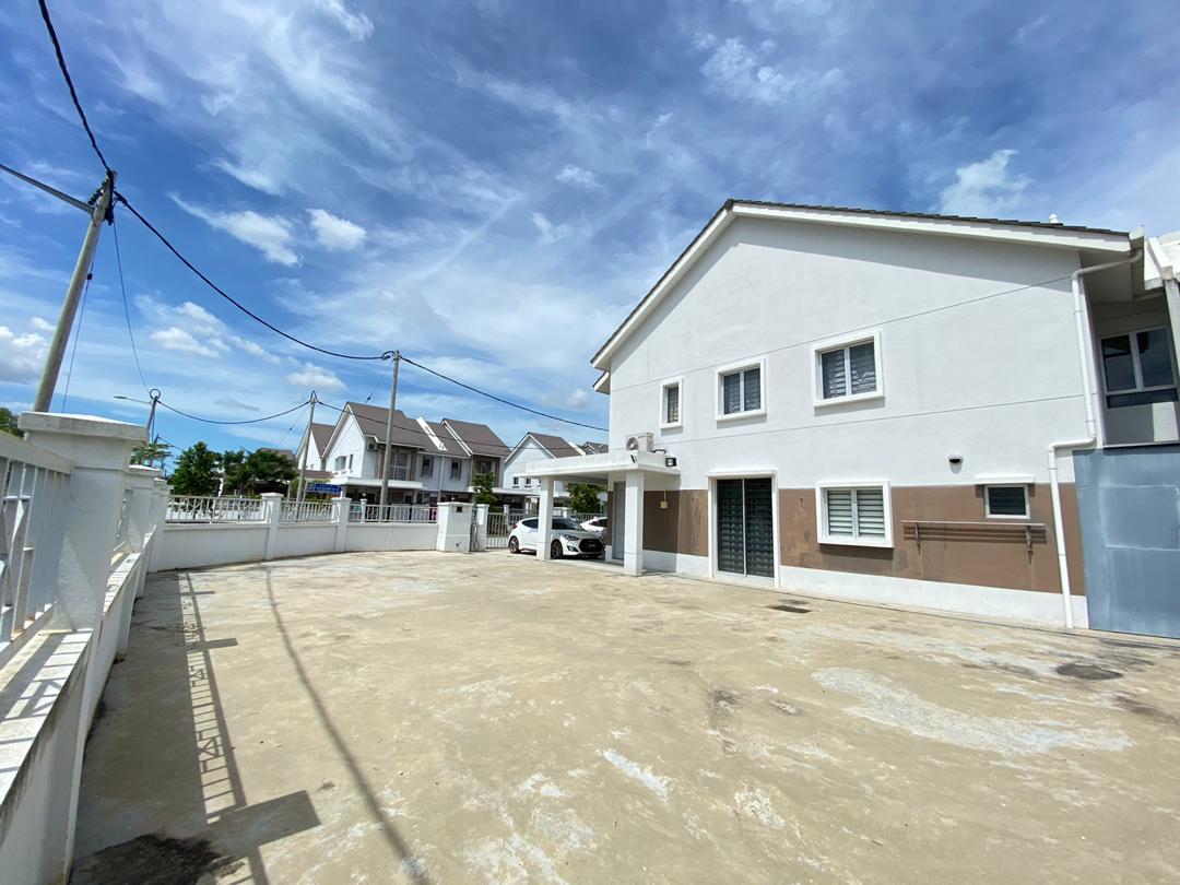 CORNER 2 STOREY SEMI D RENOVATED AND BIG LAND - photo 2