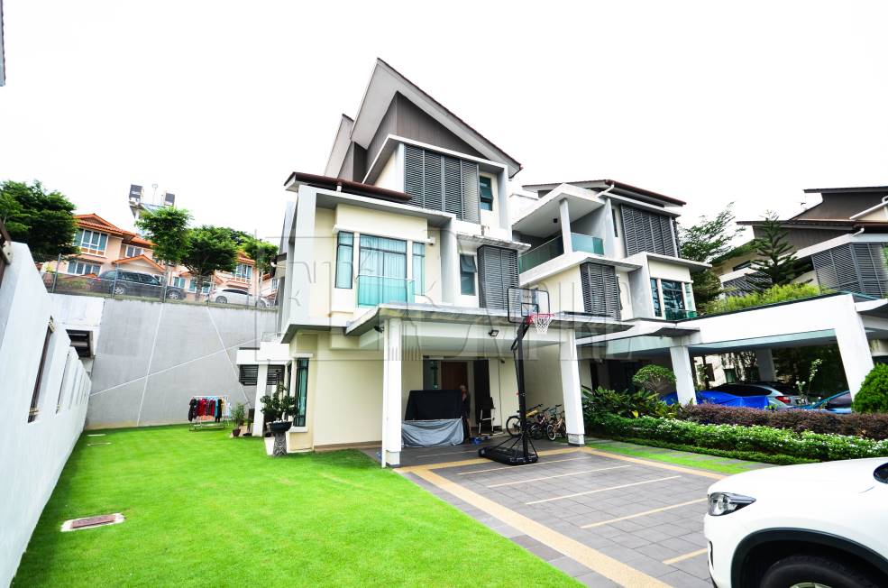3 STOREY SEMI D KELAB GOLF KGSAAS SEKSYEN 13