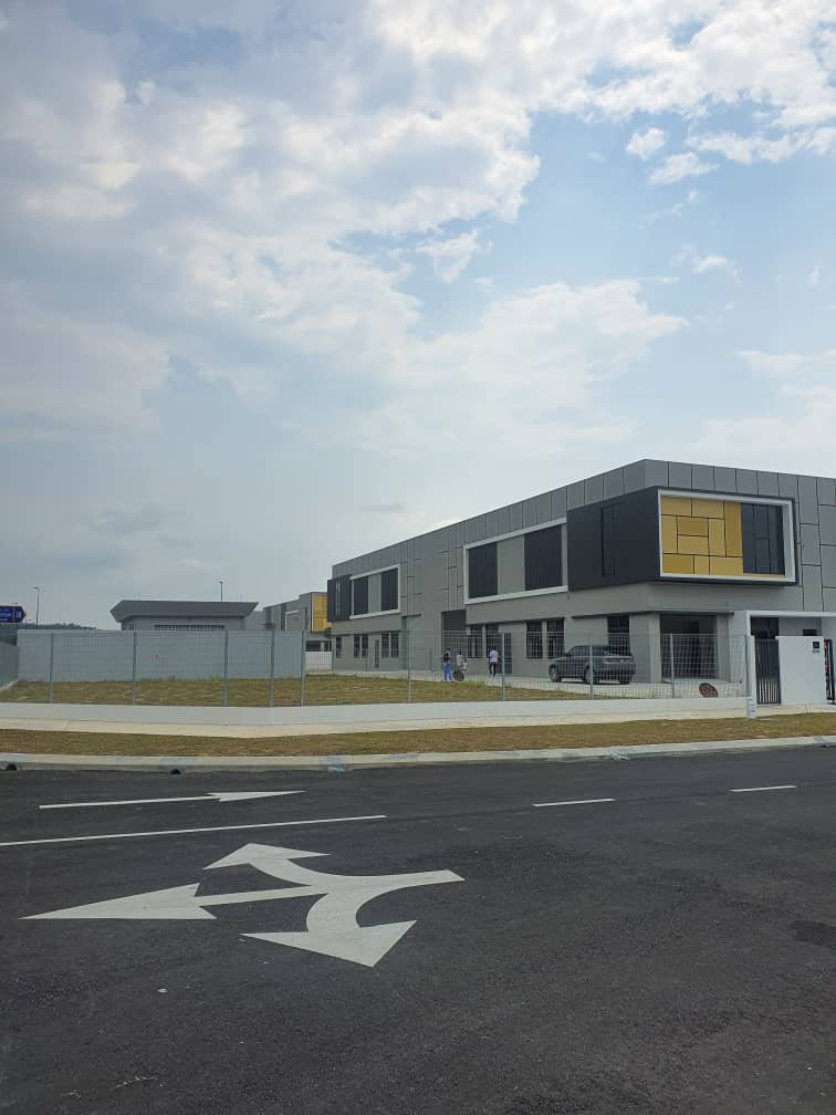 CORNER LOT PUNCAK ALAM FACTORY FOR RENT - photo 2