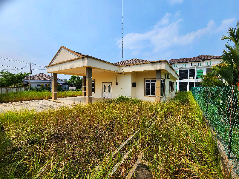 TAMAN KEPAYANG BAHAU HUGE CORNER UNIT FREEHOLD SINGLE STOREY BUNGALOW FOR SALE - photo 2