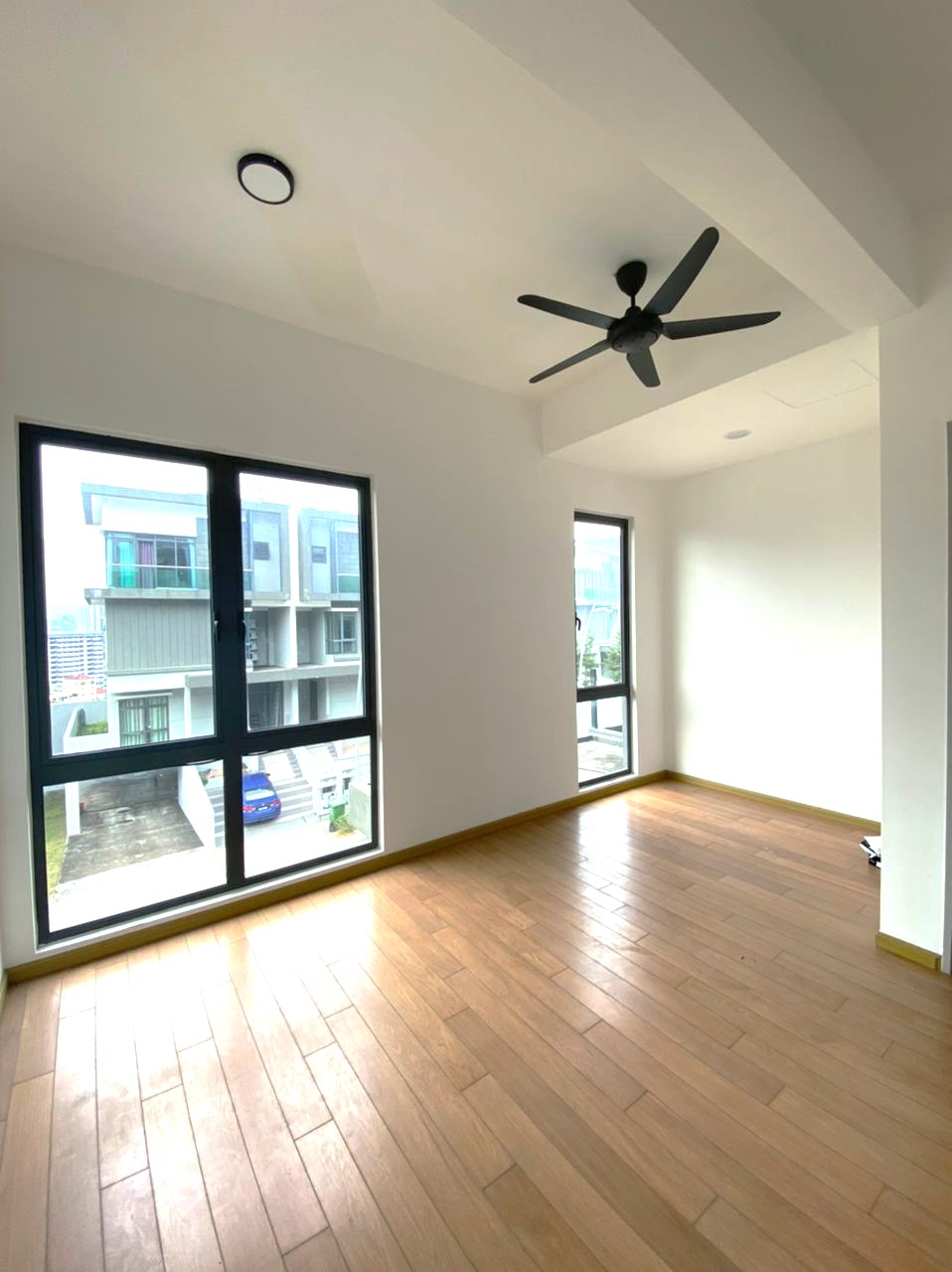 3 Sty Brand New Unit Desahill Villa Face North - photo 12