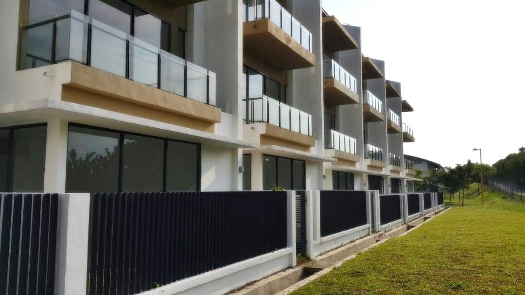 3 STY SUPERLINK HOUSE LAMAN GLENMARIE SEKSYEN U1 - photo 2