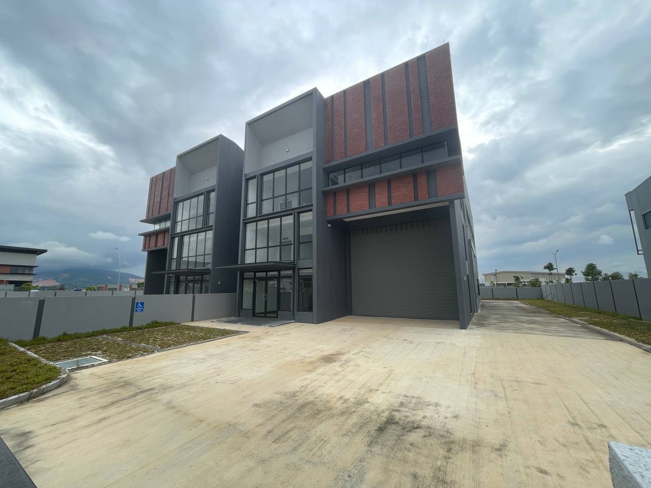Semi-D Factory Warehouse Elmina Business Park - photo 4