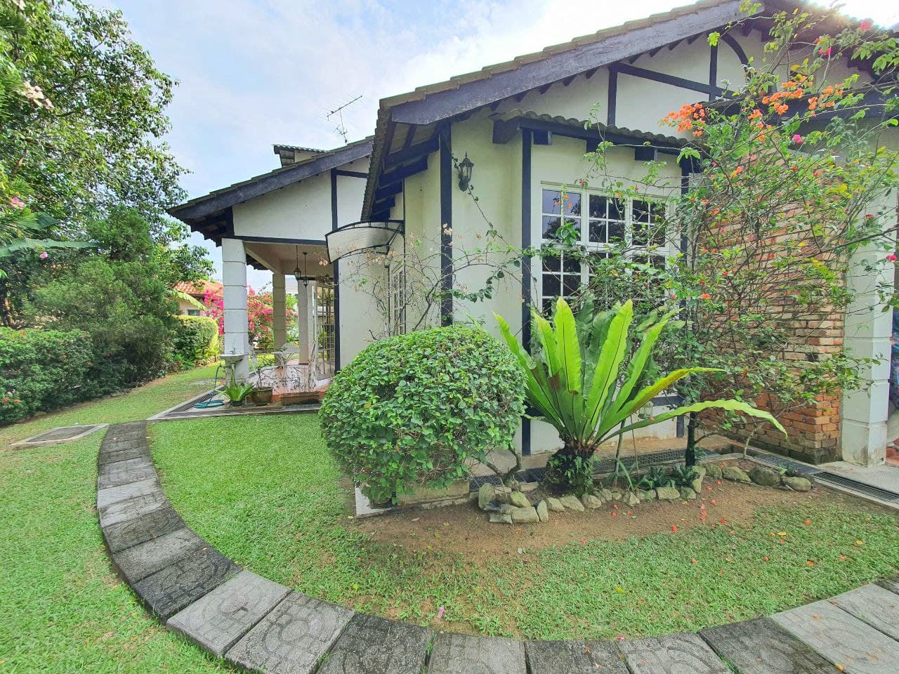 ENGLISH STYLE 2 Storey Bungalow Saujana Impian - photo 2