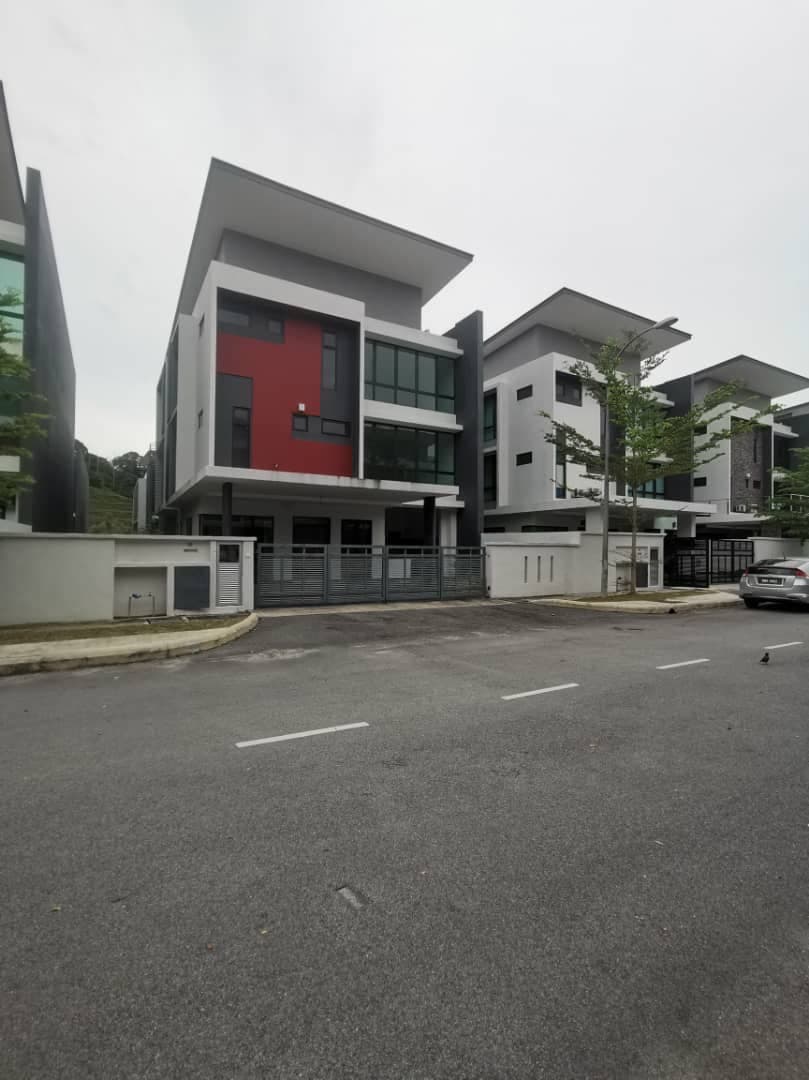 Bungalow 3 storey Perdana Heights Seksyen U10 - photo 2
