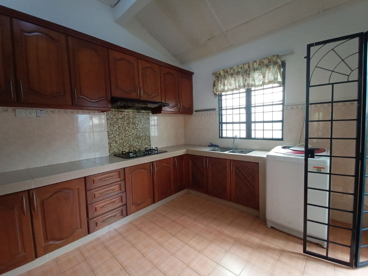 RUMAH TERES 2 TINGKAT DI DAMANSARA EMAS, KOTA DAMA - photo 5