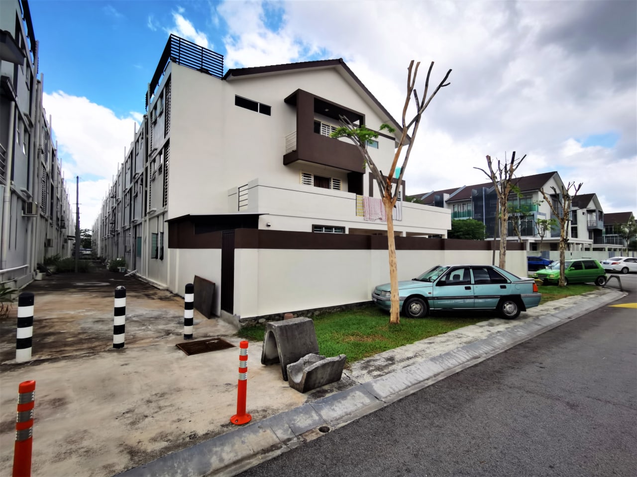 RENOVATED CORNER 3 Storey Terrace, Bangi Avenue 3 - photo 2