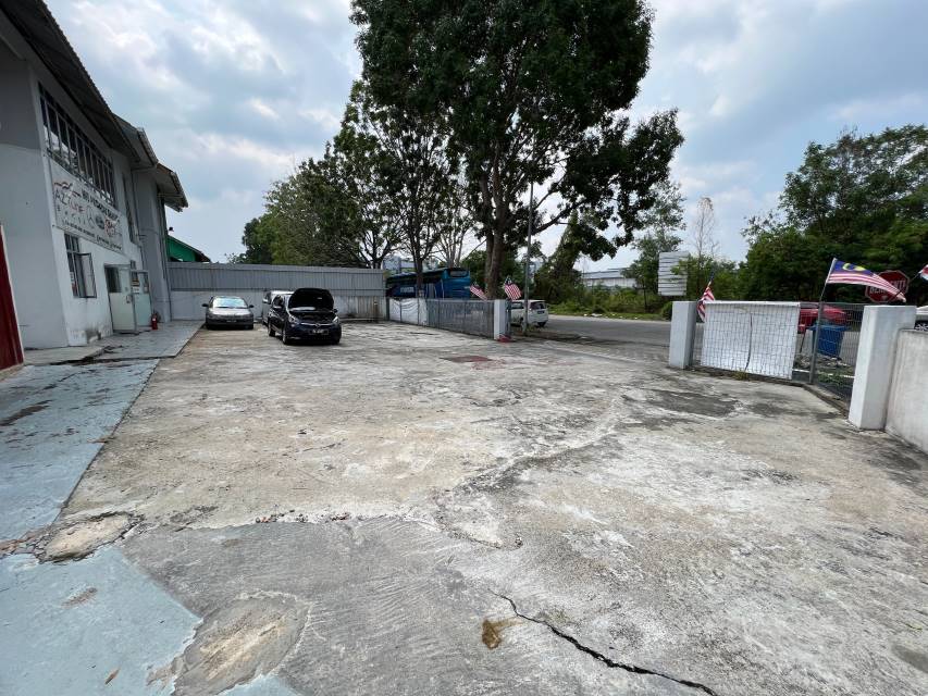 SEMI D FACTORY CORNER UNIT SEKSYEN 9 - photo 2