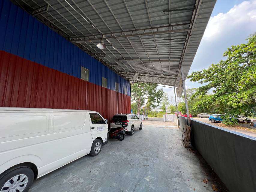 SEMI D FACTORY CORNER UNIT SEKSYEN 9 - photo 4
