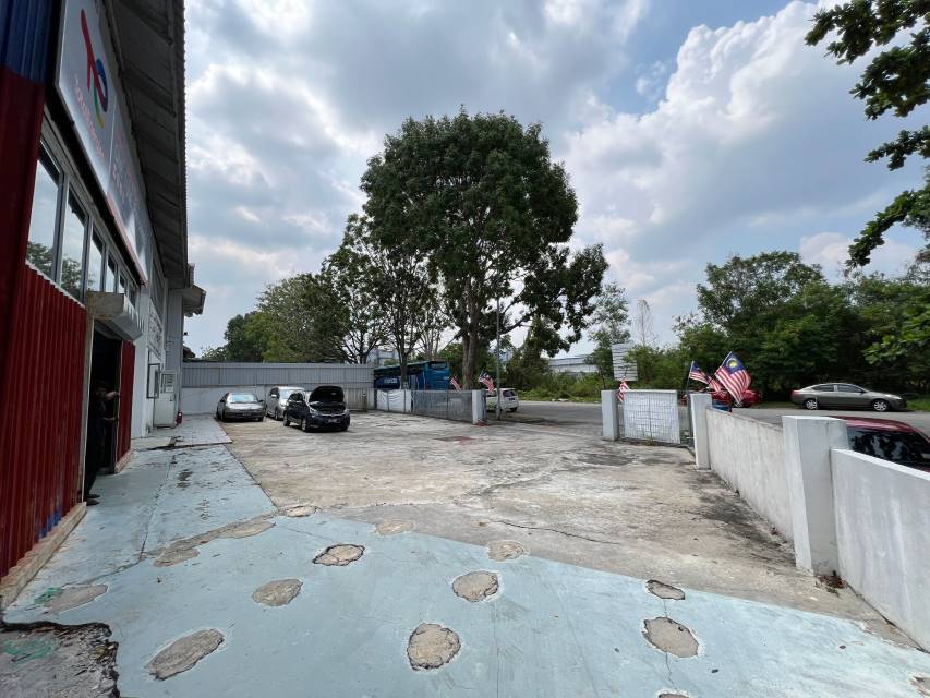 SEMI D FACTORY CORNER UNIT SEKSYEN 9 - photo 8