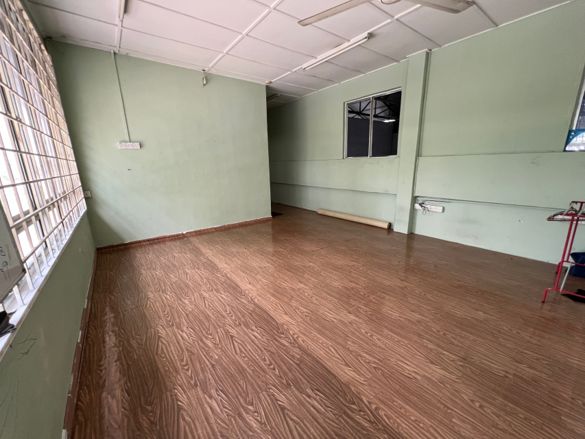 SEMI D FACTORY CORNER UNIT SEKSYEN 9 - photo 13