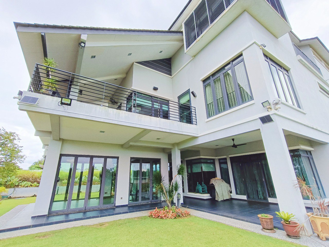 Beautiful Three Storey Bungalow in KGSAAS Seksyen - photo 2
