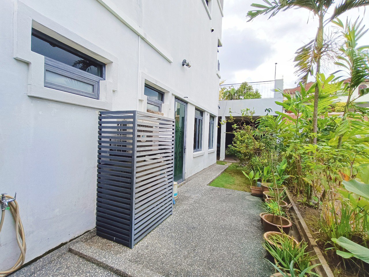 Beautiful Three Storey Bungalow in KGSAAS Seksyen - photo 11