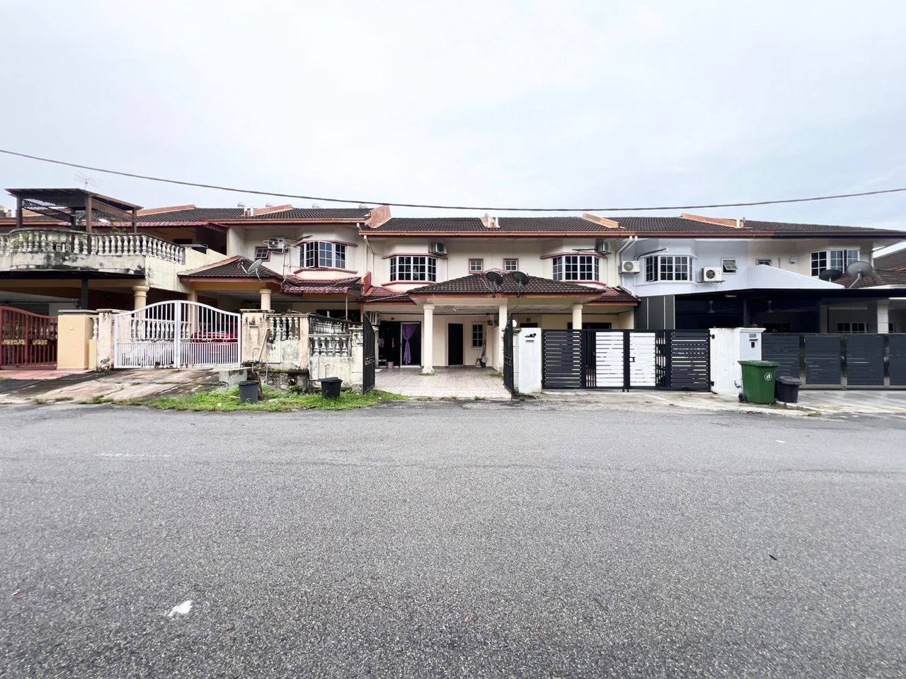 Facing Open Double Storey Terrace, Seksyen 5, Band - photo 2