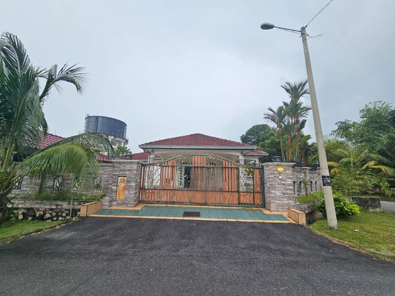 Renovated Bungalow Single Storey Seksyen 1 Bandar - photo 2