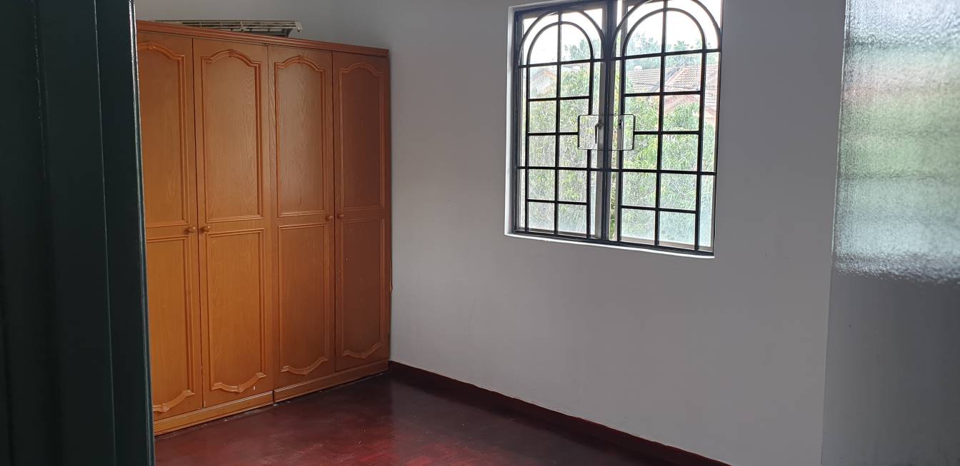 CORNER LOT, DOUBLE STOREY TERRACE HOUSE, SEKSYEN 7 - photo 8