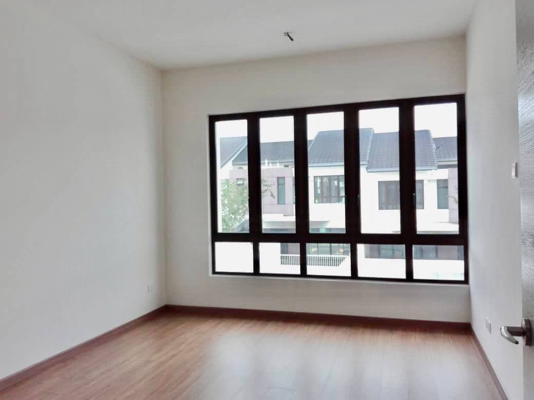 Facing Open double storey Amani Serenia city