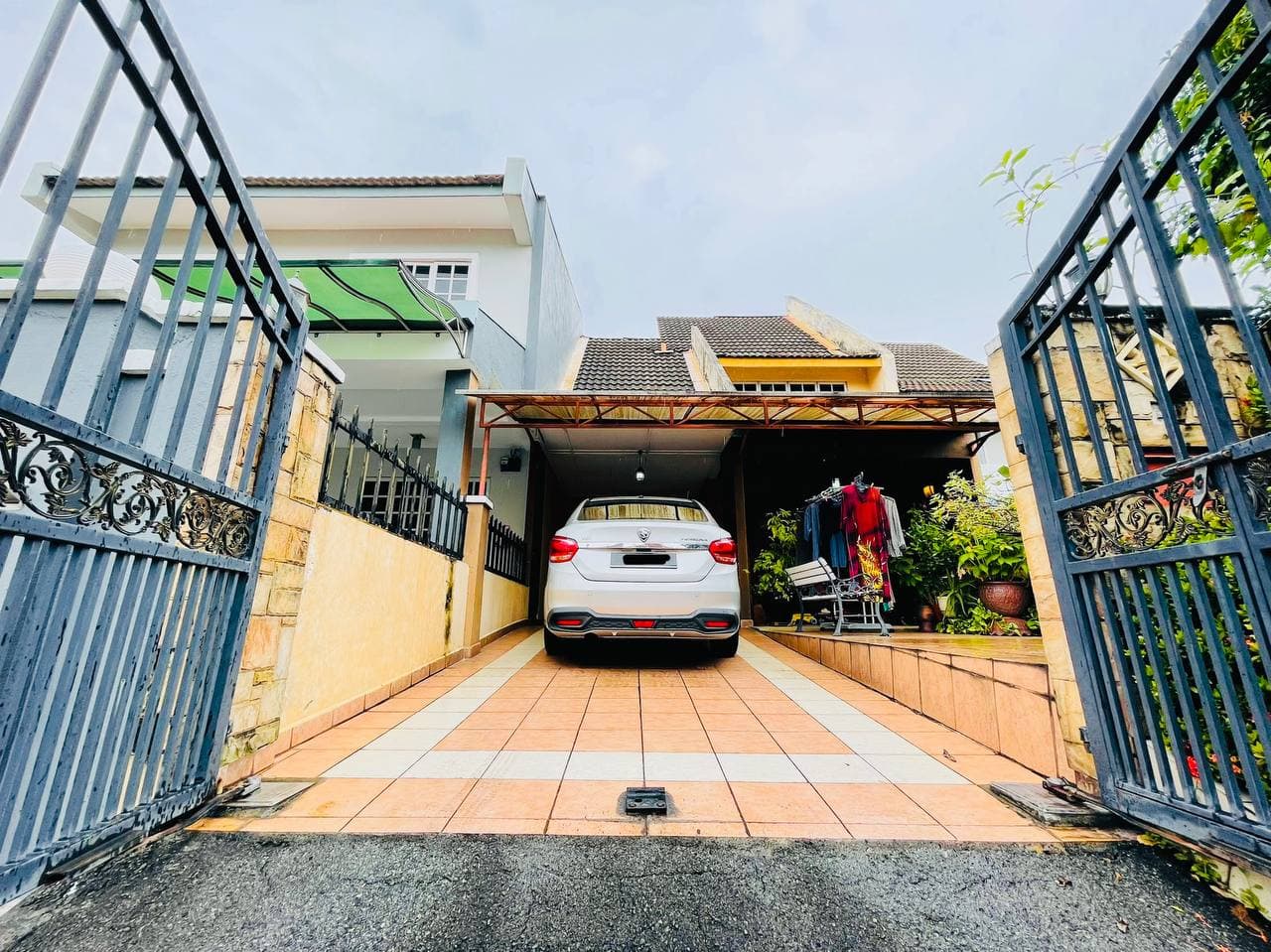 DOUBLE STOREY TERRACE INTERMEDIATE HOUSE JALAN SS