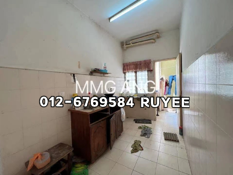 220K Kasuarina Apartment Gated Guarded 900 sqft 3 Room 2 Bath - photo 2