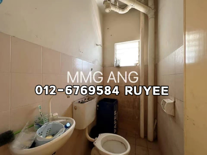 220K Kasuarina Apartment Gated Guarded 900 sqft 3 Room 2 Bath - photo 4